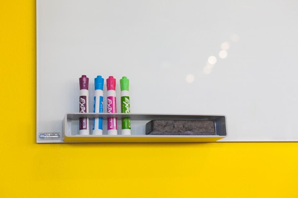 Tableau blanc vierge avec marqueurs prêts à l'emploi, symbole de la préparation méthodique à la directive NIS2
