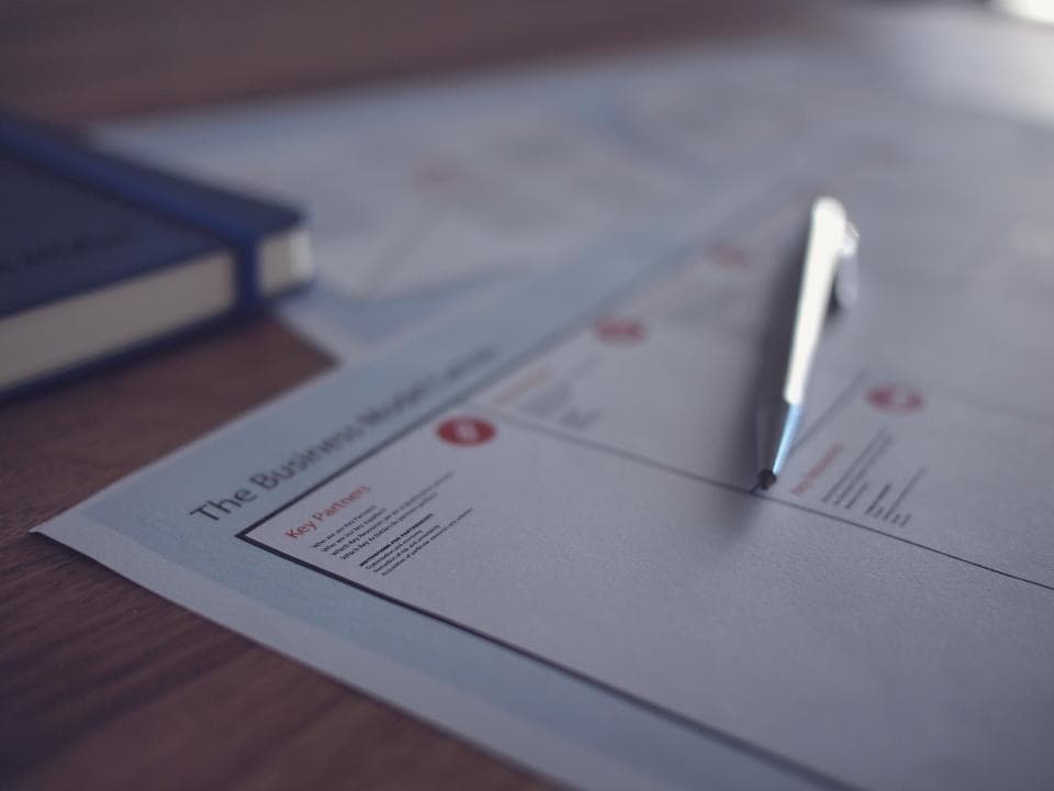 Document de type Business Model Canvas annoté au stylo, symbole de l'analyse approfondie menée lors d'une due diligence