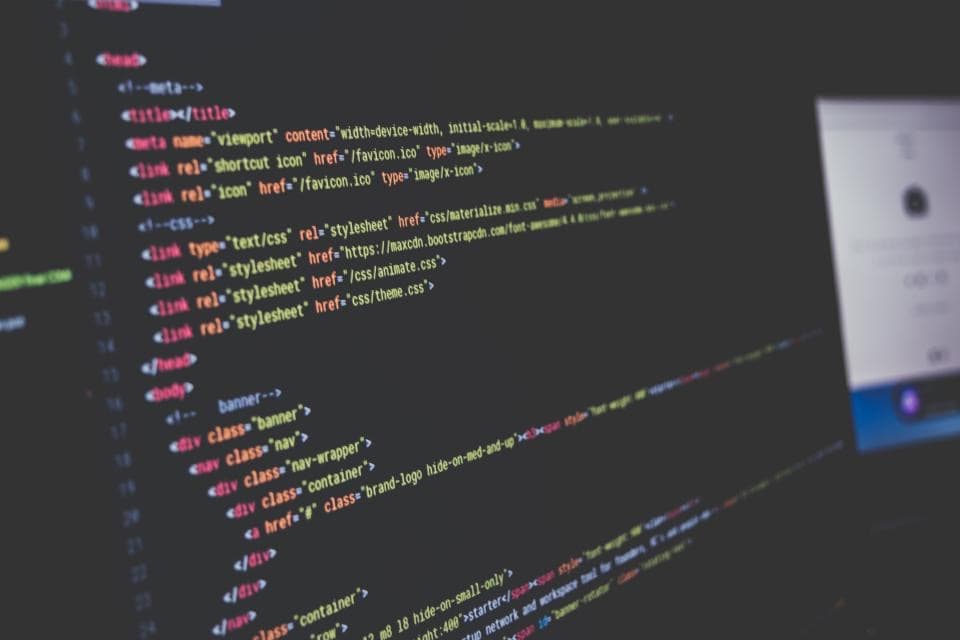 Gros plan sur du code HTML et CSS affiché à l'écran, illustrant le travail de réduction de la dette technique